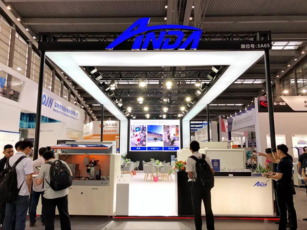 实时报道】聚焦28圈中国｜3D曲面玻璃展