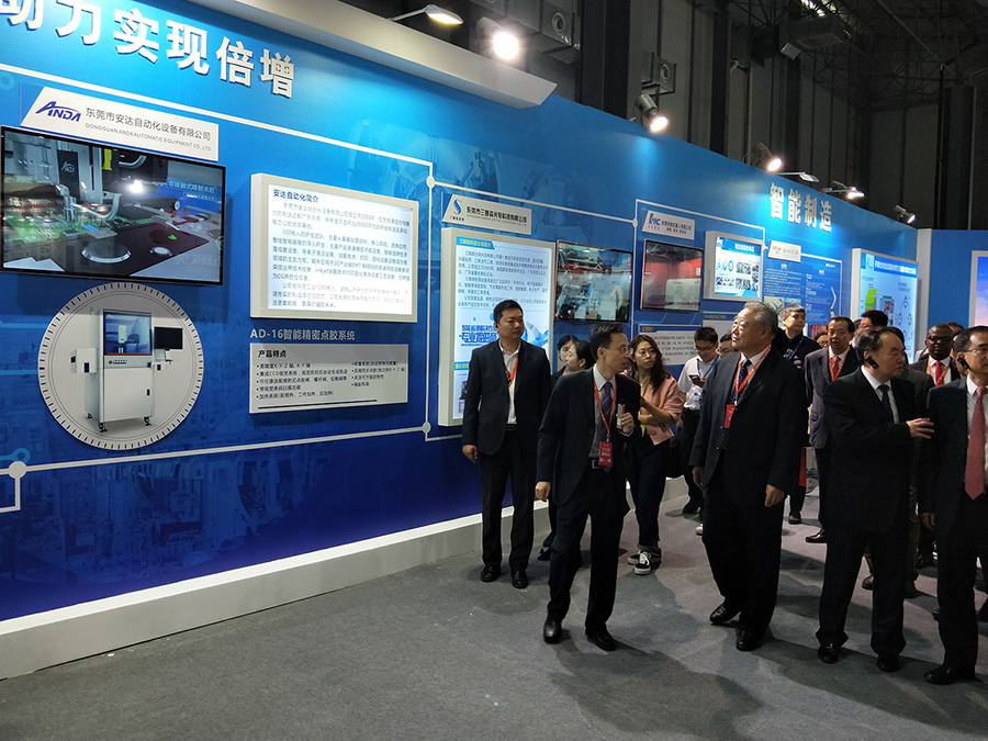 简讯 | 助力产业智能升级——28圈中国点胶设备亮相智博会